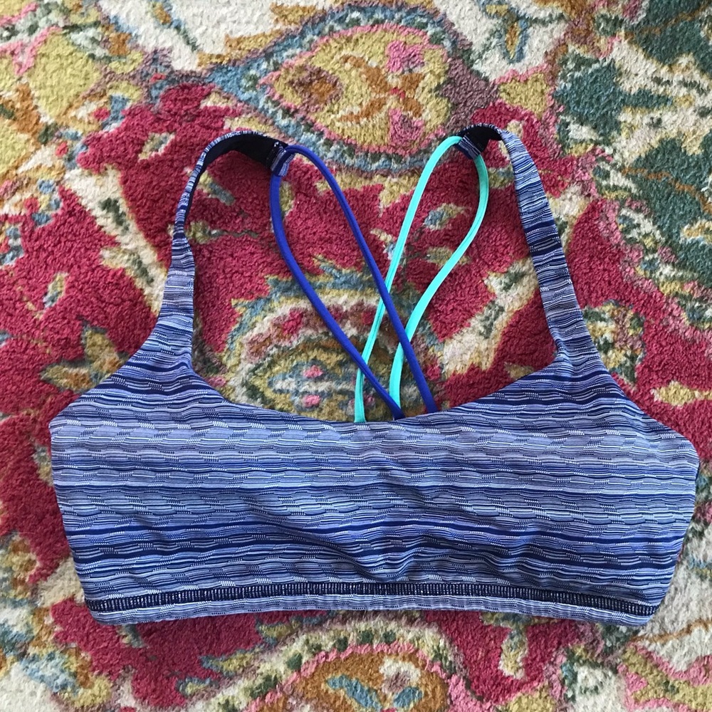 🔥Lululemon sports bra in pretty shades of blue & teal like new condition🔥